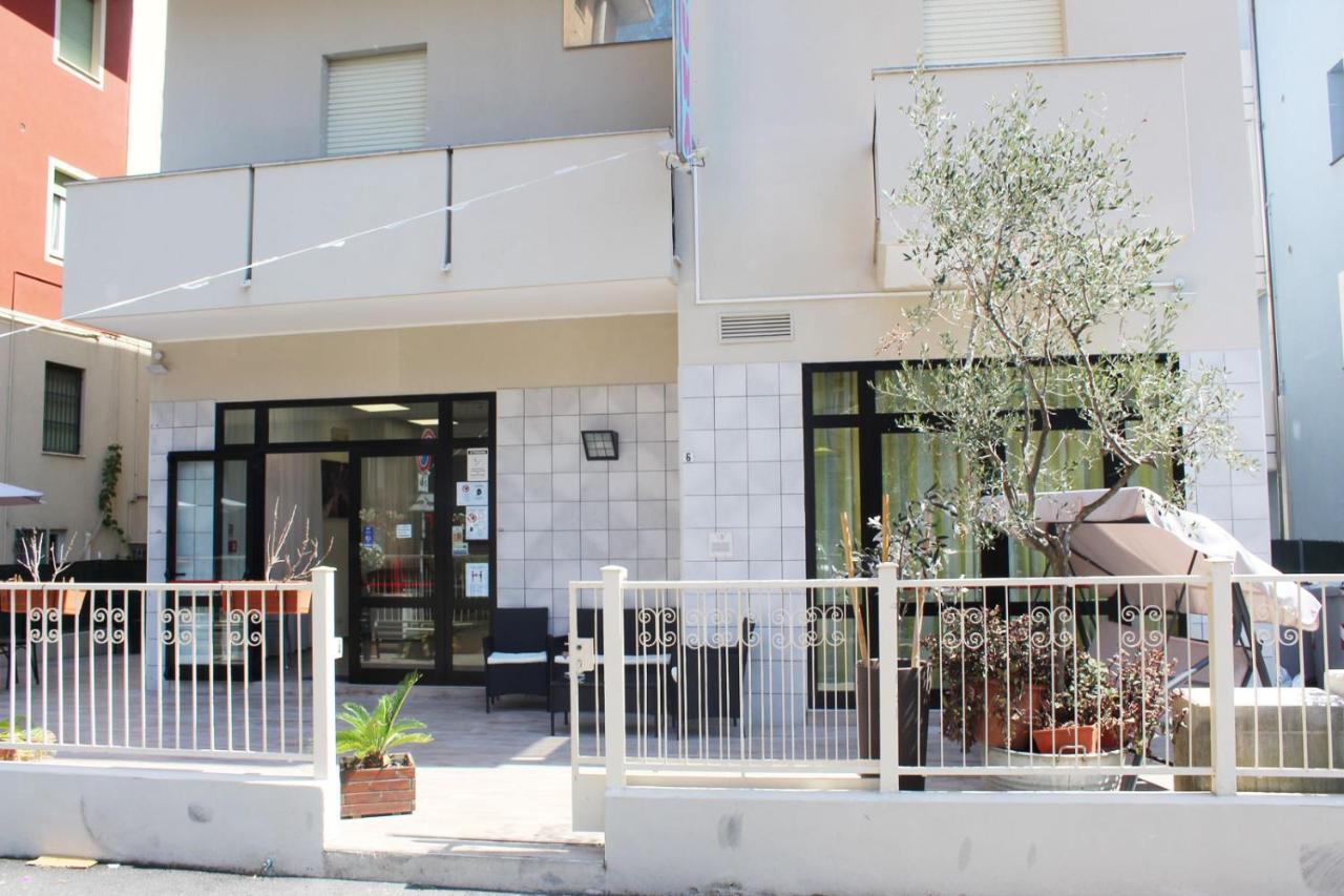 רימיני Hotel Luna מראה חיצוני תמונה